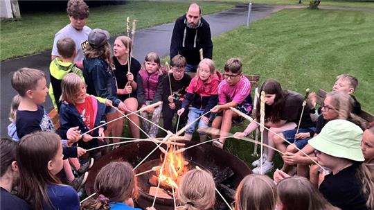 Stockbrot rösten über dem Feuer bei der Ferienpass-Aktion im Lautenthaler Bürgerbad.