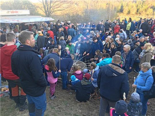 Stockbrot und mit Stroh entfachtes Feuer: Auf der Großen Horst in Oker erfreuen sich die Menschen an den urigen Brauchtumsritualen.  Fotos: Heine