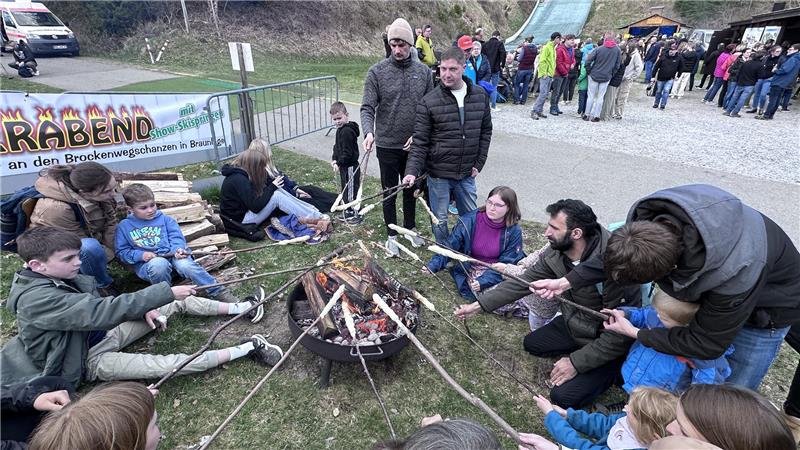 Stockbrot zu rösten ist ein Klassiker – nicht nur für Kinder.