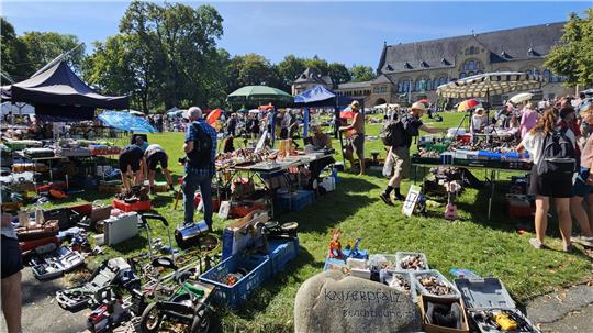 Stöbern erwünscht: Auf der Kaiserpfalzwiese gibt es wieder den Familien-Flohmarkt.