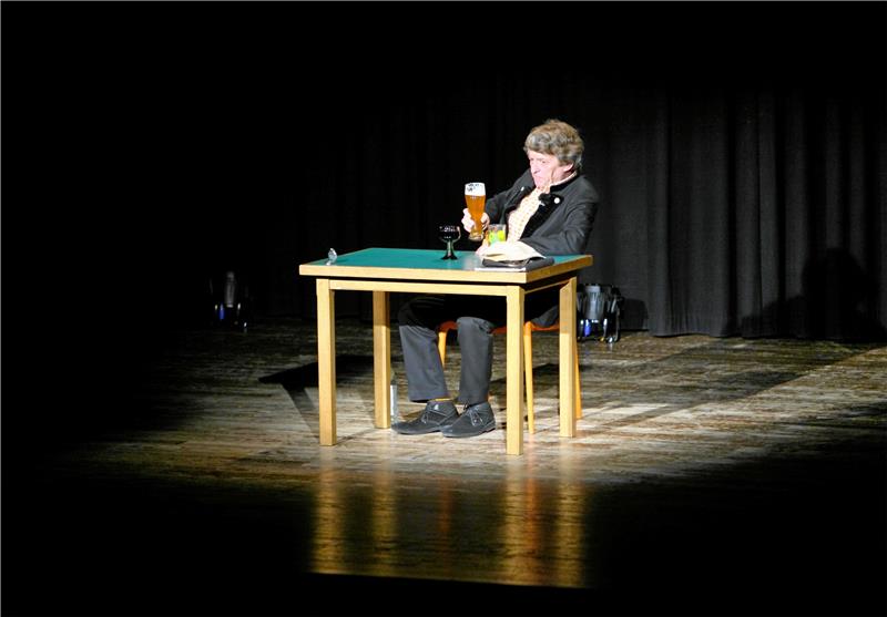 Stoische Morgenroutine am Abend in Seesen: Erwin Pelzig spricht über Kröten, Kriege und Krisen.  Foto: Mateo