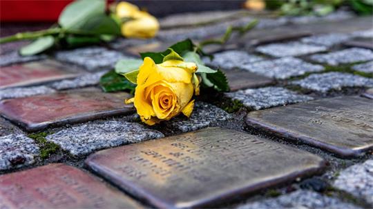 Das Foto zeigt in den Boden eingelassene Gedenksteine mit Namensgravur.