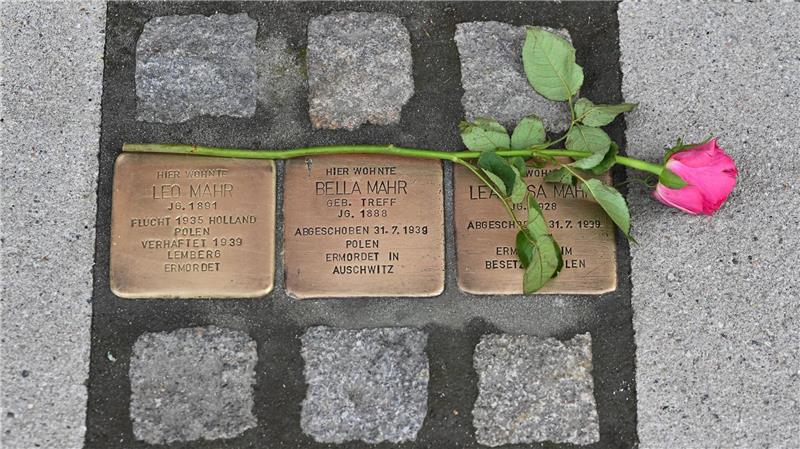 40 Jahre Historikerstreit: Heute stellt sich eine neue Frage Stolpersteine erinnern in vielen deutschen Städten an individuelle Opfer des Nationalsozialismus. (Archivbild)