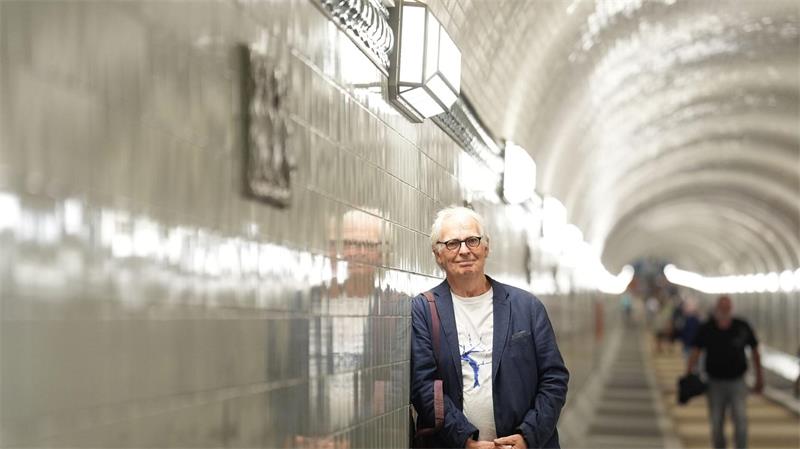 Ratten, Fische, Robben - Vom Fliesenkünstler des Elbtunnels Stolz auf seine Arbeit. 25 Jahre lang hat Kuretzky die alten Reliefs wieder schick gemacht.