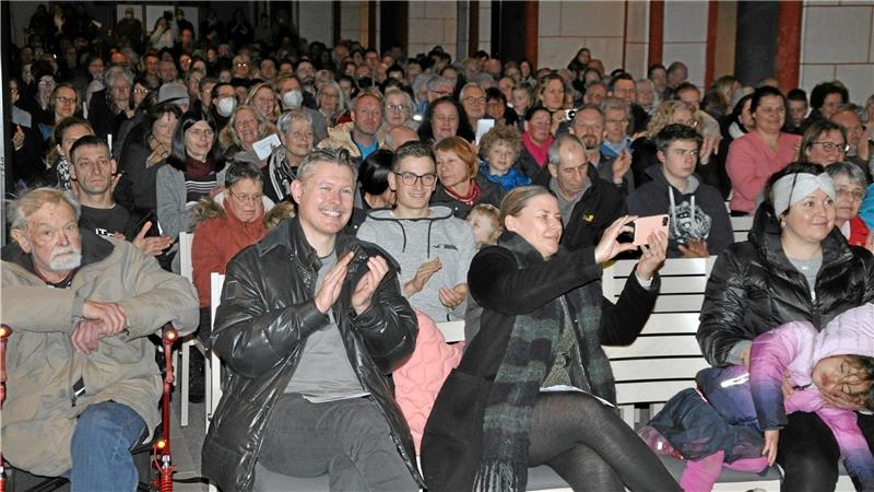CvD-Chöre und Goslarer Propstei-Kinderchöre verzücken ihr Publikum Stolz, fröhlich und begeistert: Das Publikum applaudiert am Ende ausgiebig, während der jüngste Nachwuchs bei himmlischen Klängen in süßen Schlaf gefunden hat. Foto: Heine