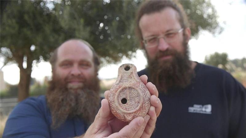 Antike Öllampe bei Ausgrabungen in Jerusalem gefunden Stolz präsentieren die Archäologen ihren Fund.