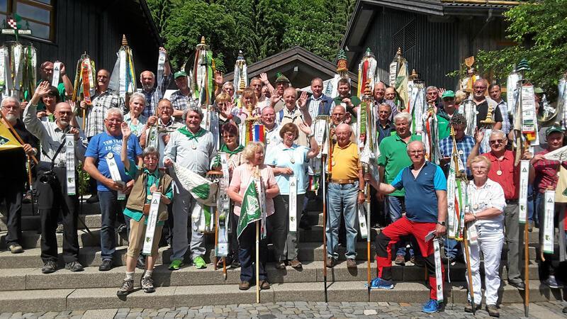 Sternwanderung des Harzklubs Altenau wird das Event des Jahres Stolz präsentieren die Harzklub-Zweigvereine bei der letzten Sternwanderung in Altenau ihre Wimpelbäume.