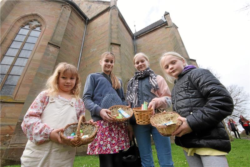 Stolz präsentieren die Kinder vor der Lutteraner St.-Georg-Kirche die Ergebnisse ihrer Ostereiersuche rund um das Gotteshaus. Erstmalig hatte die Kirchengemeinde zu so einer Aktion eingeladen. Foto: Gereke