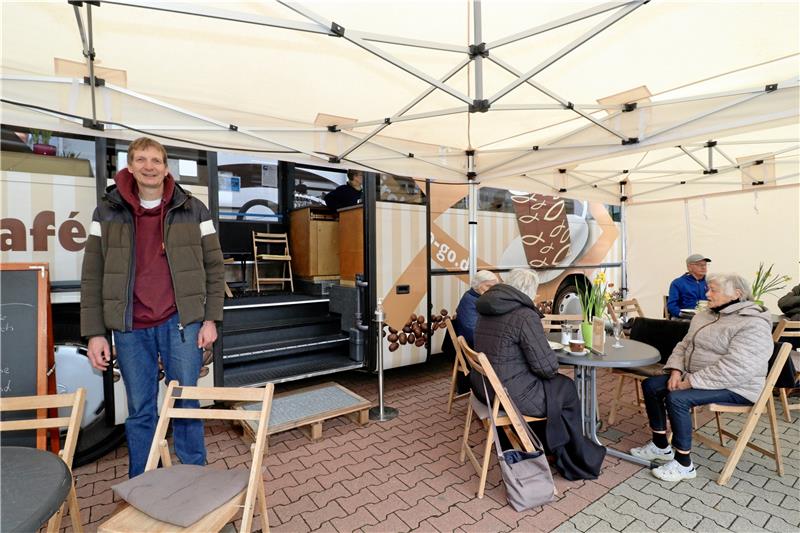 Kirche im Cafébus: Gespräche über Gott und die Welt Stolz präsentiert Pfarrer Frank Ahlgrim das Projekt. Für den Bus gibt es auch einen gemütlichen Zeltanbau. Bus und Zelt stehen auf dem Rewe-Parkplatz in Schladen. Foto: Jambrek