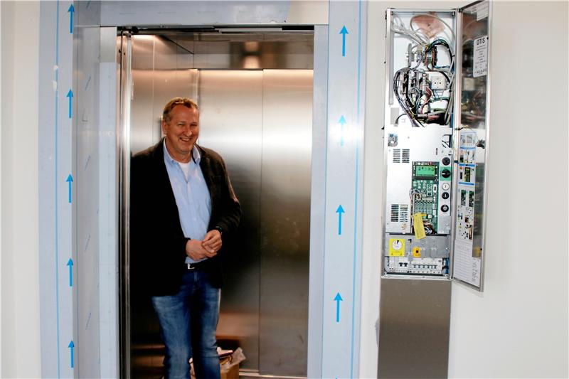 Stolz präsentiert Schulleiter Oliver Bollmann den ersten Fahrstuhl in der HRS, der in zwei bis drei Wochen betriebsbereit sein wird. Mit dem Aufzug können die Schüler vom Erdgeschoss aus in die höher gelegenen Klassenräume gelangen. Fotos: Knoke