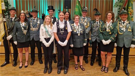 Stolz präsentiert sich das neue Königshaus auf dem Altenauer Schützenfest.