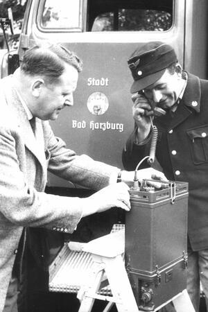 Stolz testet ein Feuerwehrmann im Oktober 1961 eines von mehreren brandneuen Funkgeräten, die von der Stadt angeschafft wurden.