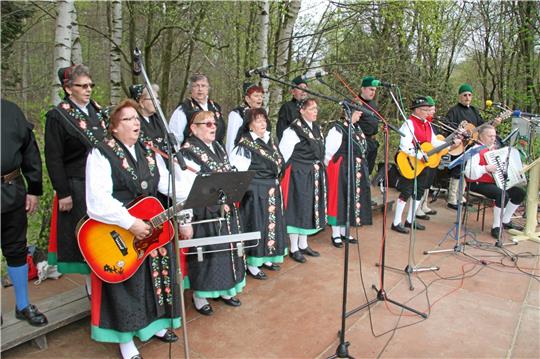 Stolz tragen sie die Harzer Tracht und das seit 1958: Die Harzer Roller sind das folkloristische Aushängeschild des Harzklub Zweigvereins Harlingerode. Wie lange noch? Fotos: GZ-Archiv