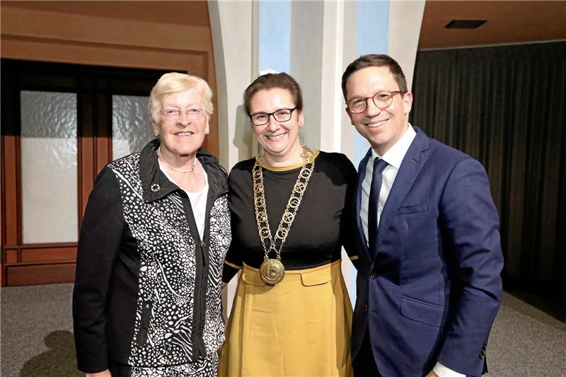 Stolz zeigt sich die neue TU-Präsidentin Dr. Sylvia Schattauer mit ihrer Amtskette, die perfekt zu ihrer Kleidung passt. Eingerahmt wird sie von Dr. Marina Frost aus dem Hochschulrat und Wissenschaftsminister Falko Mohrs. Foto: Neuendorf