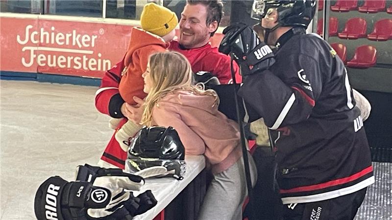 Die Harzer Falken starten die Mission Titel-Hattrick Stolzer Papa: Torjäger Regan Nagy nimmt seinen Sohn Otto auf den Arm und dreht mit ihm schon einmal ein paar Runden auf dem Eis.