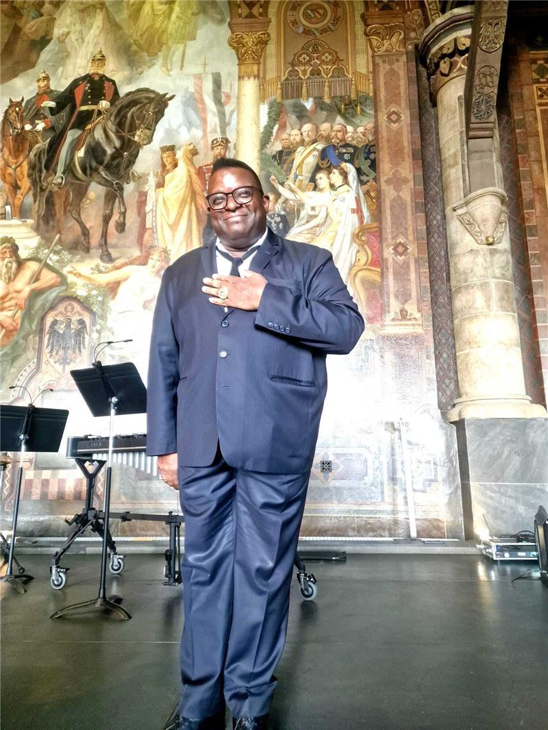 Filmemacher Isaac Julien erhält Goslarer Kaiserring – mit Video Stolzer Preisträger: Künstler Isaac Julien nach der Preisverleihung in der Kaiserpfalz. Foto: Sowa