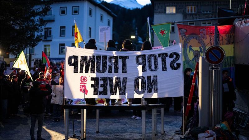 „Stop Trump, No WEF“: Bei diesen Demonstranten sind weder der US-Präsident noch das Treffen selbst beliebt.
