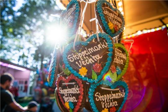 «Stoppelmarkt Vechta» steht auf Lebkuchenherzen an einem Süßigkeitenstand.