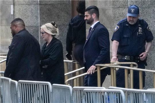 Stormy Daniels verlässt das Gerichtsgebäude in New York.