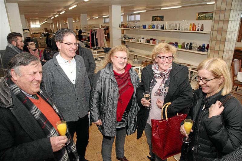 Stoßen auf die Eröffnung an (v. li.): Volkmar Keil, Bernd Leifholz, Bärbel Pulst, Britta Schweigel und Regine Körner.  Fotos: Bertram