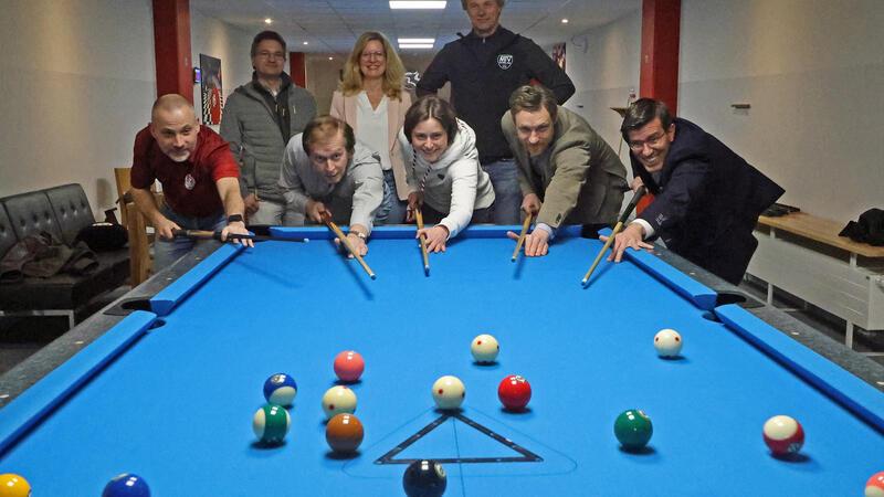 Kegel-Keller wird zur Billard-Benchmark Stoßen zur Eröffnung des MTV-Billard-Zentrums an: Abteilungsleiter Tobias Dahnke, Kreissportbundvorsitzender Volker Bäcker, Bauleiterin Wiebke Pätzold, Fachbereichsleiter Sven Busse und MTV-Präsident Jens Müller (v.l.). Mit dabei Bauunternehmer Axel Pätzold, MTV-Schriftführerin Judith von Hof und MTV-Vize-Präsident Hinnerk Bormann (hinten v.l.)