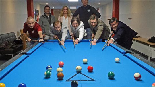 Stoßen zur Eröffnung des MTV-Billard-Zentrums an: Abteilungsleiter Tobias Dahnke, Kreissportbundvorsitzender Volker Bäcker, Bauleiterin Wiebke Pätzold, Fachbereichsleiter Sven Busse und MTV-Präsident Jens Müller (v.l.). Mit dabei Bauunternehmer Axel Pätzold, MTV-Schriftführerin Judith von Hof und MTV-Vize-Präsident Hinnerk Bormann (hinten v.l.)