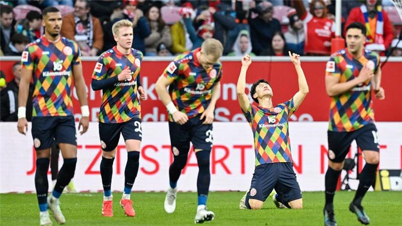 Mainzer feiern 2:0 am Fastnachtsspieltag Stoßgebet zum Himmel: Mainzer Jae-Sung Lee nach seinem Tor