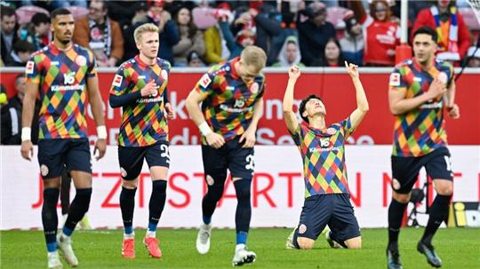 Stoßgebet zum Himmel: Mainzer Jae-Sung Lee nach seinem Tor