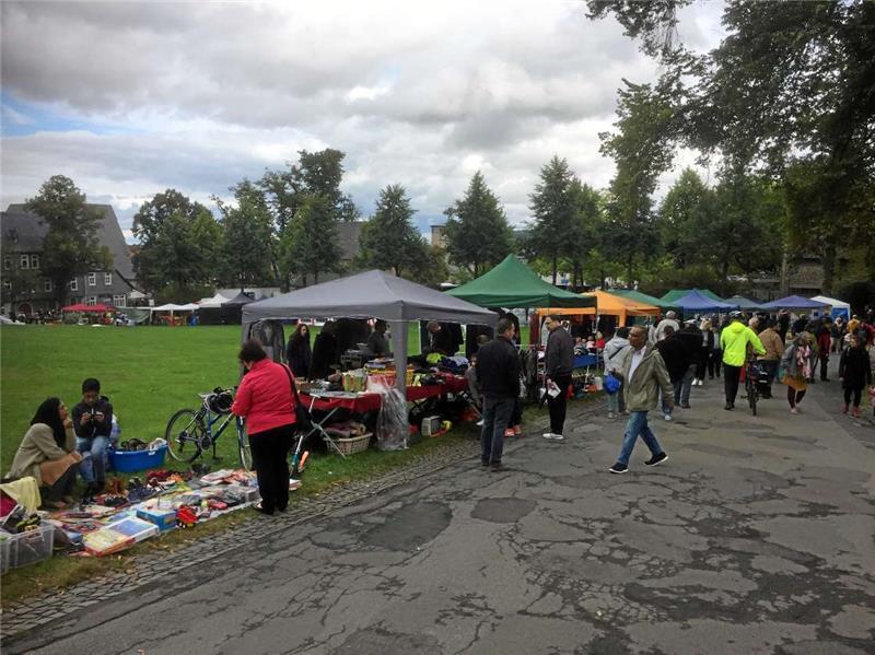 Stotterstart: Beim Flohmarkt auf der nassen Pfalzwiese reicht es beim Altstadtfest immerhin zu einer Standrunde ums Grün.  Foto: Heine
