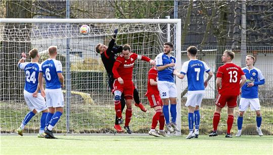 Strafraum-Szene vor dem GSC-Kasten. Torwart Richard Fricke will einen hohen Ball gegen Marius Müller vom SV Innerstetal klären. Die GSC-Spieler Julian Ahrens, Jonas-Maximilian Gaida, Caner-Kenan Gülsen, Yannik Frank und Daniel Hildmann (v. li.) beobachten die Aktion.  Foto: Epping