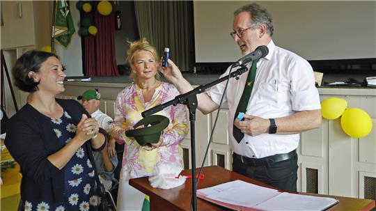 Strafrichter Rainer Sigwarth überreicht 2024 Isabel Junior (links) unter dem aufmerksamen Blick seiner Assistentin Urte Schwerdtner ein Haar-Shampoo für ihr nächstes Sommerfest.