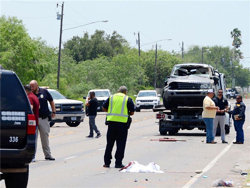 Auto fährt in Menschengruppe in den USA - acht Tote Strafverfolgungsbehörden untersuchen den Ttaort, nachdem der Fahrer eines Range Rover in eine Gruppe von Migranten gefahren ist.