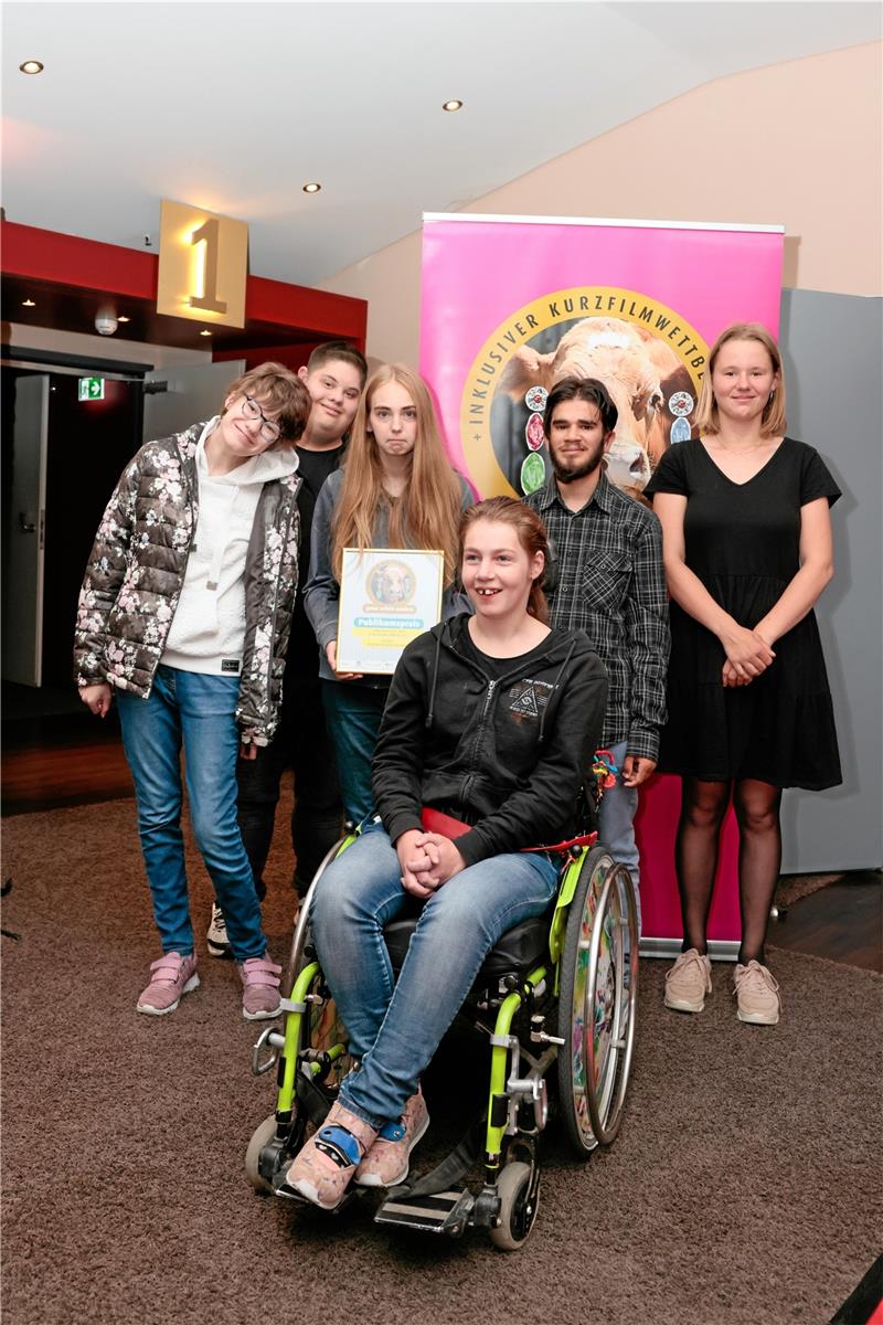 Schule am Harly gewinnt Filmwettbewerb mit „What the Fuck!“ Strahlende Gesichter: die Vienenburger Nachwuchs-Filmer gestern bei der Siegerehrung. Foto: Michael Wallmüller