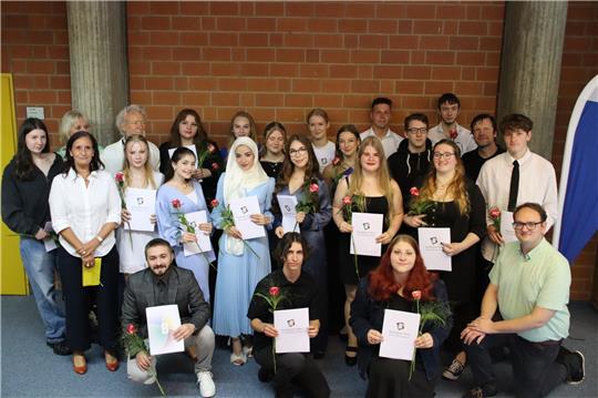 Strahlende Gesichter haben die Absolventen der BBS – hier die Abschlussklasse für Gestaltung. Eine Rose gibt es für den Weg in die Zukunft, der zum Studium oder in die Berufsausbildung führt. Foto: Privat