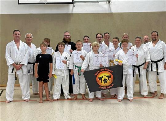 Strahlende Gesichter nach der ersten Gürtelprüfung beim „Work Life Balance Karate Do“. Die Prüfung wurde von Andreas Buhl (l.) abgenommen. Mit dabei auch die Trainer des Vereins, Simone Heitkamp (3.v.r.), Lars Kühn (2.v.r.), Gerald Rauscher (2.v.l.) für den Bereich Jugend und Kinder sowie der Vorsitzende und Trainer Tim Kotscha (r.). Foto: Privat