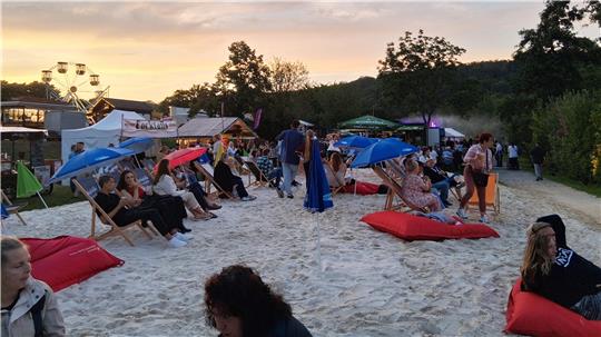 Strand-Idylle: Auf tollem Sand macht das Chillen am Abend noch mehr Spaß.