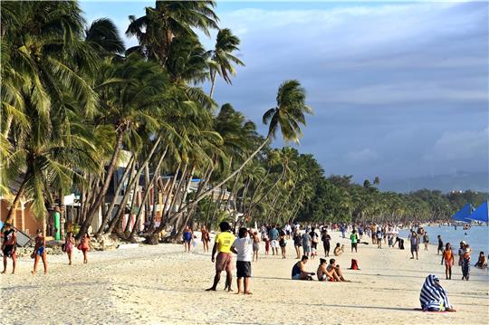 Strand der Insel Boracay auf den Philippinen: Der Landkreis Goslar hat einer Sozialorganisation gekündigt, weil einer der Gesellschafter Reisen auf die Philippinen angeboten haben soll, dabei habe dieser auch mit Begleitung und sexuellen Angeboten von Frauen geworben. Foto: dpa