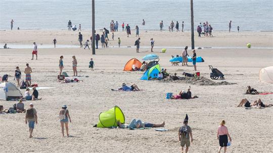 Strandbesucher liegen an der Nordsee. (Archivbild) 