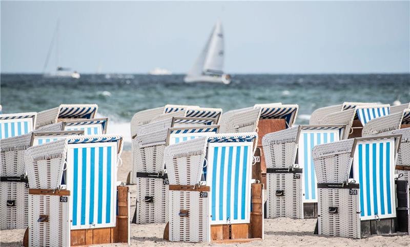 Hoch Olenka bringt schöne Spätsommerwoche Strandkörbe am Ostseestrand von Warnemünde. Die neue Woche beginnt meist sonnig und trocken.