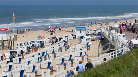 Strandkörbe am Strand von Westerland: Bei Übernachtungen von Reisenden aus dem Inland gab es im April ein deutliches Minus, bei ausländischen Gästen dagegen ein leichtes Plus.