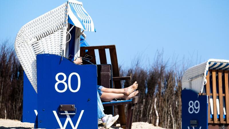 Sommerferien rücken näher: Urlaubsregionen meist zufrieden Strandkörbe stehen am Strand von Döse.