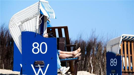 Strandkörbe stehen am Strand von Döse.