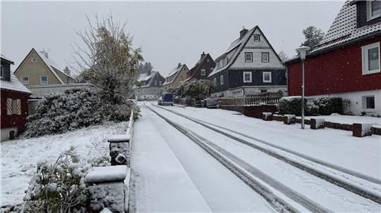 Wintereinbruch im Oberharz: Straßen gesperrt und nicht geräumt Straßen im Oberharz sind teils sehr schlecht oder gar nicht geräumt. Die Polizei warnt Verkehrsteilnehmer.