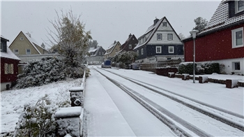 Wintereinbruch im Oberharz: Straßen gesperrt und nicht geräumt Straßen im Oberharz sind teils sehr schlecht oder gar nicht geräumt. Die Polizei warnt Verkehrsteilnehmer.