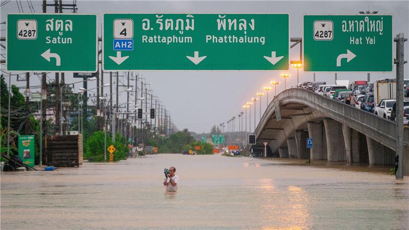Straßen in Südthailand stehen teils meterhoch unter Wasser