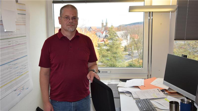 Über heißes Pflaster in der Kaiserstadt Das Foto zeigt Mathias Brand, Leiter des Fachdiensts Tiefbau bei der Stadt Goslar, in seinem Büro.