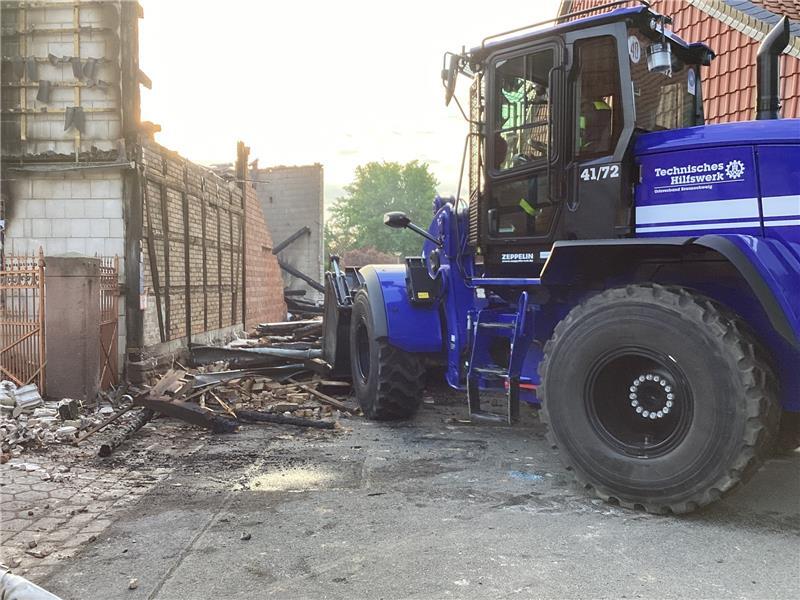 Straßen und Einfahrten wurden durch heruntergefallene Gebäudeteile verschüttet. Foto: Berufsfeuerwehr Salzgitter