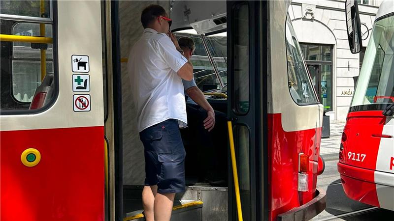 Straßenbahnfahrer unterhalten sich in einer stehenden Straßenbahn miteinander.