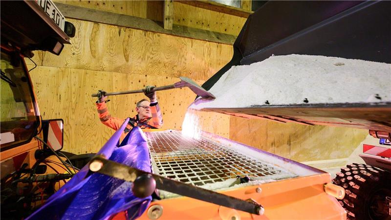 Straßendienst-Beschäftigte sind nur einige der Betroffenen der Tarifverhandlungen für den öffentlichen Dienst. (Archivbild)