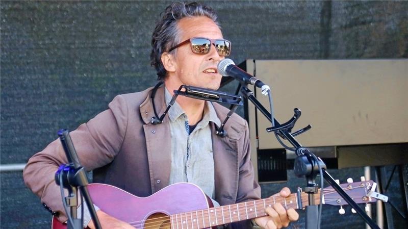Sonne verwöhnt „Kunstharz“-Marktplatz in Braunlage Straßenmusik ist die Leidenschaft von Daniel Stryczek. Fotos: Nachtweyh/Jung(2)